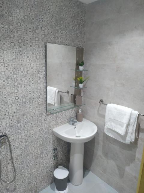 Appartement à alliance mehdia 2 juste pour couple marié on n'accepte pas les voyageurs célibataires ou les groupes d amis Kénitra Extérieur photo